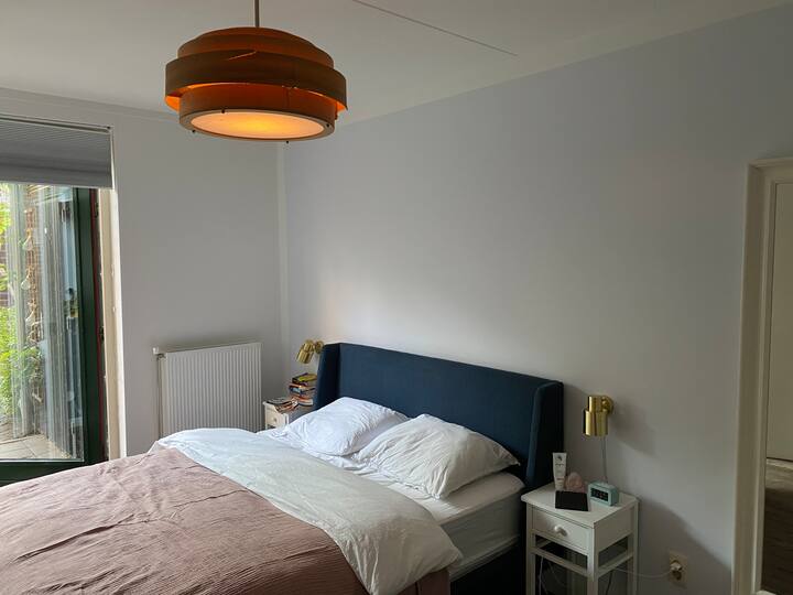 מיטה זוגית נוחה בחדר השינה הראשי