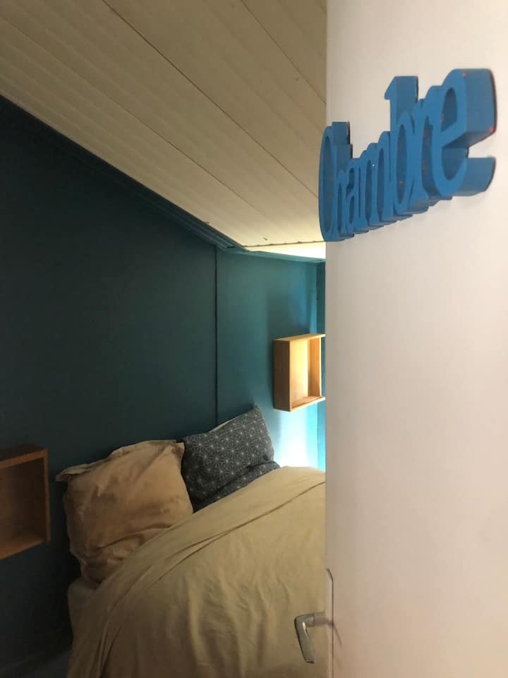 habitación con cama de 140