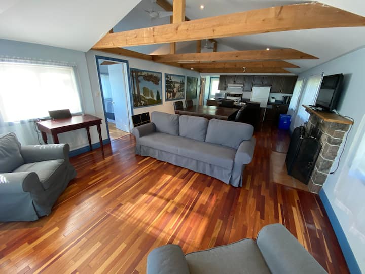 El sofá se convierte en una cama tamaño queen