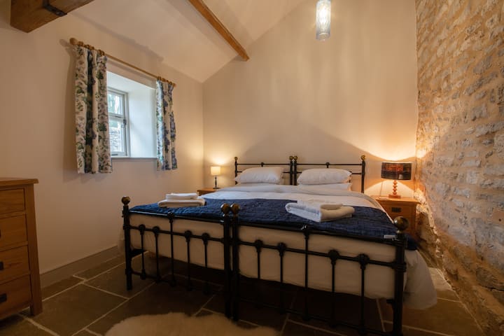 Sve osim jedne sobe mogu biti super veliki bračni kreveti ili podijeljeni kako bi se namjestili kreveti za jednu osobu