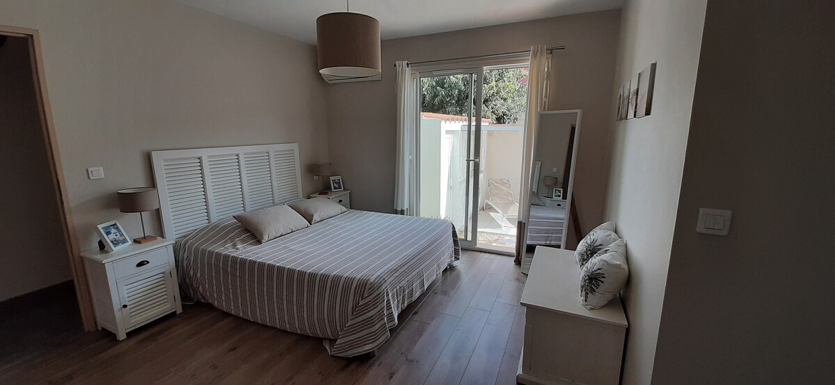 Მთავარი ფლიგელი საგარდერობო ოთახითა და სააბაზანოთი, რომელიც მდებარეობს პირველ სართულზე, პირდაპირ გასასვლელით დასასვენებელ სივრცეზე ჩრდილოეთით მდგარი პერგოლით.