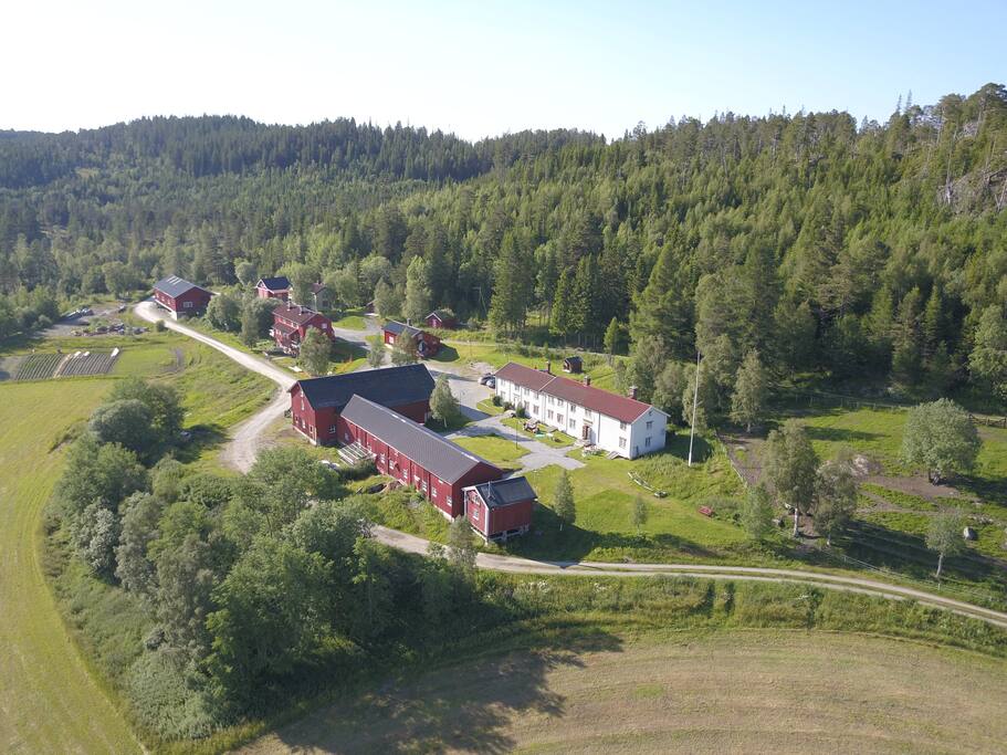 panorama av hele bygningsmassen på storbuan gård