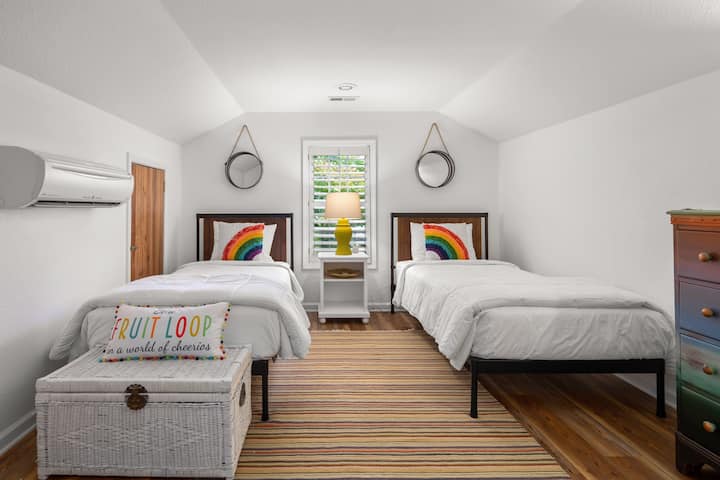 Chumba cha kulala cha ghorofa ya pili na vitanda viwili pacha.