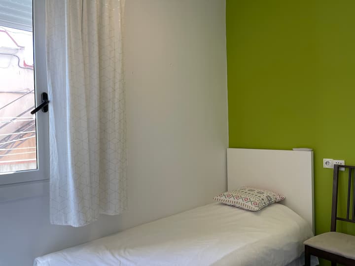 האדם השני היה בצבע ירוק. מיטת יחיד.