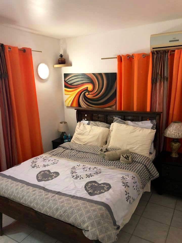 第二间卧室配备智能电视和空调 