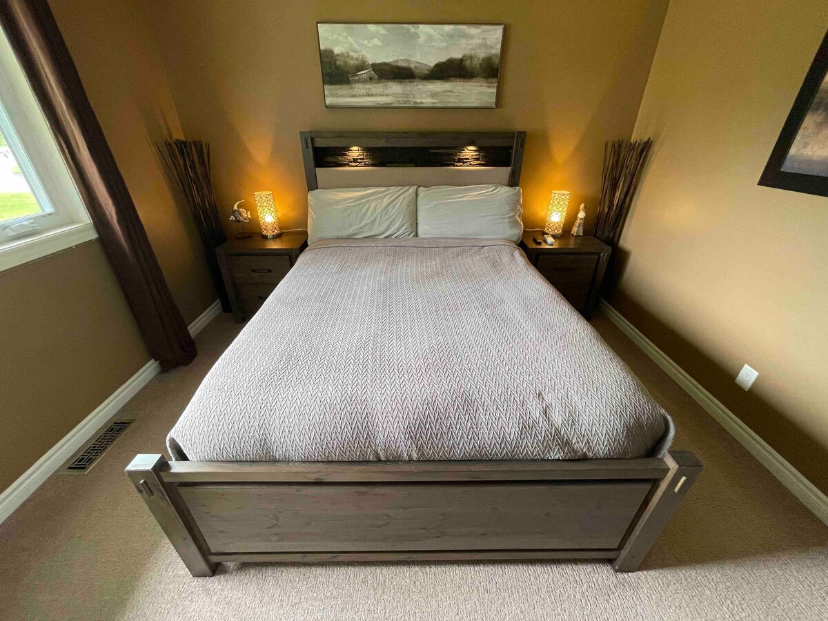 Juego de cama de pino macizo con colchones y colchón para brindar comodidad y apoyo que se sienta como en casa