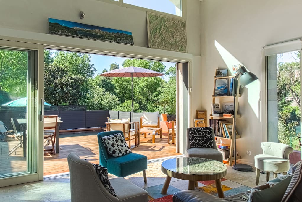 Le salon largement ouvert sur les terrasses