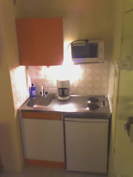 Coin Cuisine équipée (frigo+congélateur, plaques électrique, four, micro-onde, grill pain, cafetière)