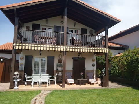 Top Airbnb: Vacation chalet with a swimming pool, garden, and barbecue en Navarra