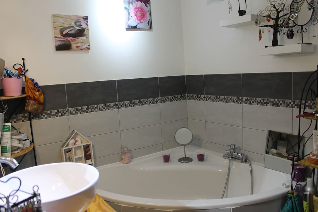 avec baignoire et douche