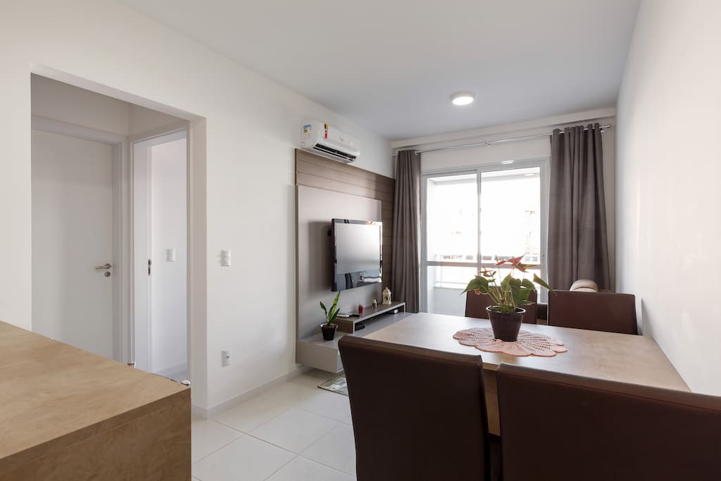 Sala com sofá cama e TV de 42 polegadas