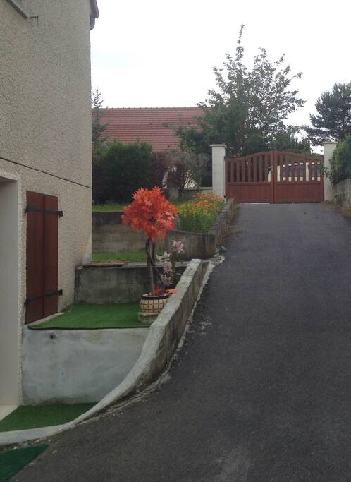 Appartement adossé à la villa à entrée indépendante
