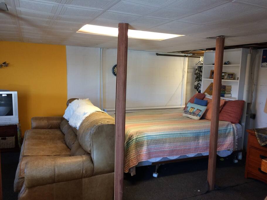 Room w/ Queen Bed