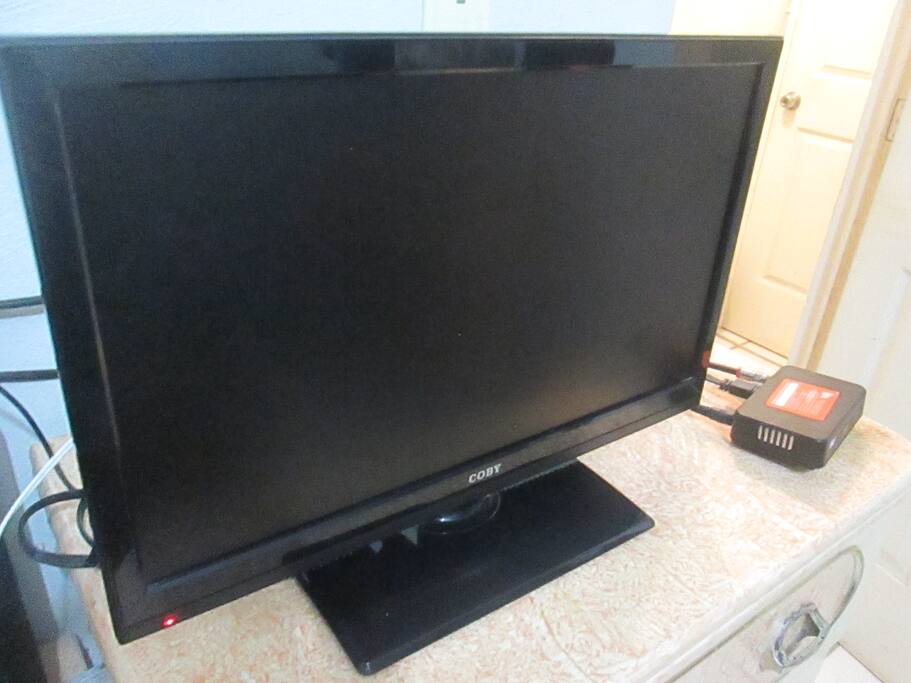 TV de pantalla plana de 22 pulgadas / 22-inch flat-screen TV