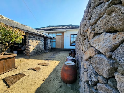 Aewol Yeonga [Main building] Private house/stone house/tangerine experience
Baby supplies provided/Free jacuzzi hot water/
Firewood provided for consecutive stays