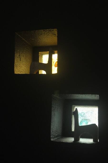 Pequeñas ventanitas en la habitación