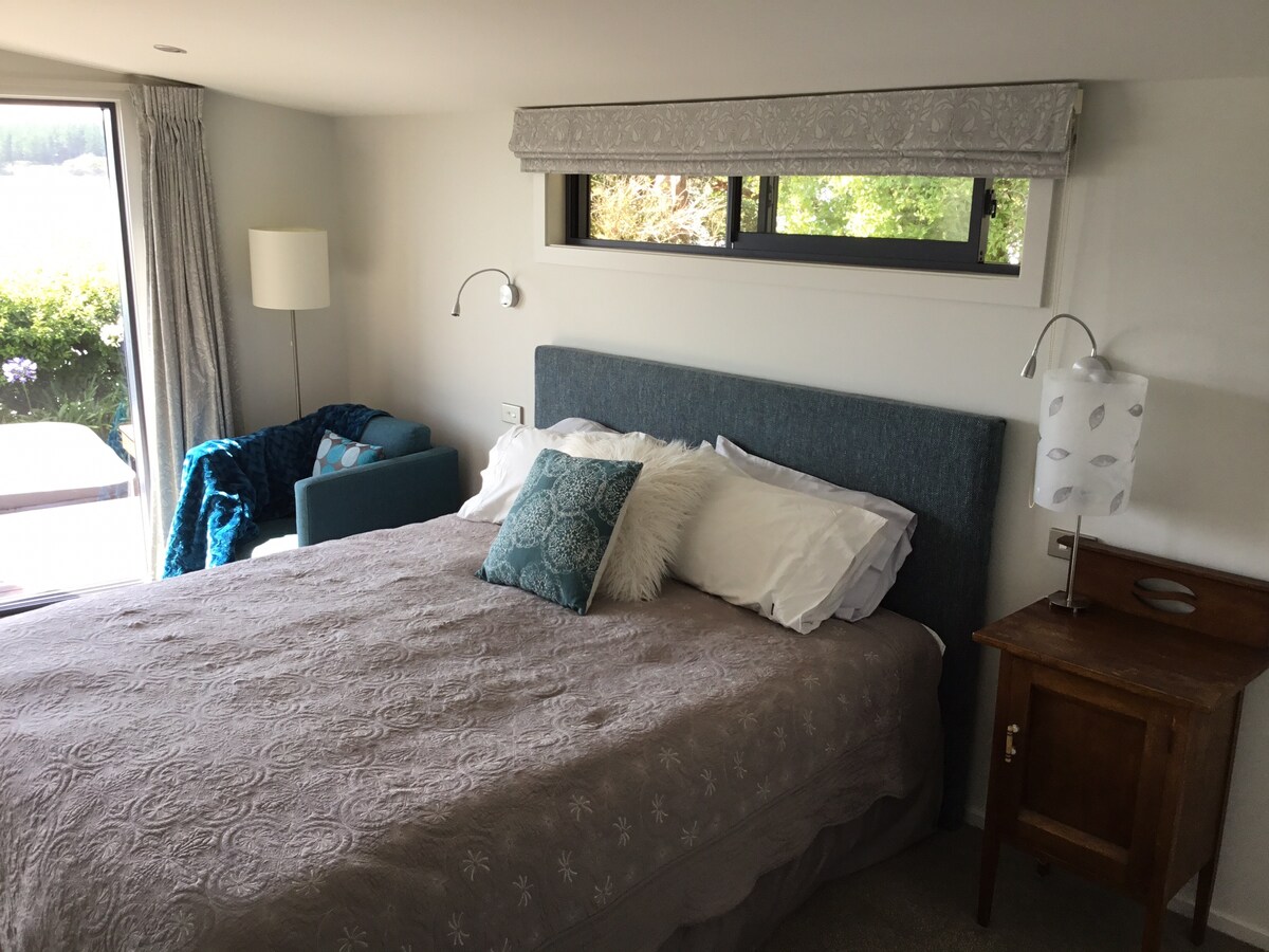 Dormitorio tamaño king con vistas al spa y al borde del agua con baño privado