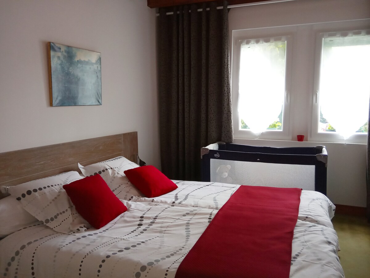 เตียงนอนใหญ่ 160 เตียง BB ได้ตามคำขอ ม่านทึบแสง 2 ชั้น
ไม่มีชัตเตอร์