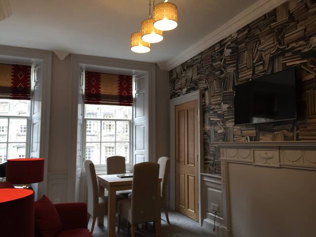 Royal Mile 2 bedroom 2 bathroom by Castle gallery image 2