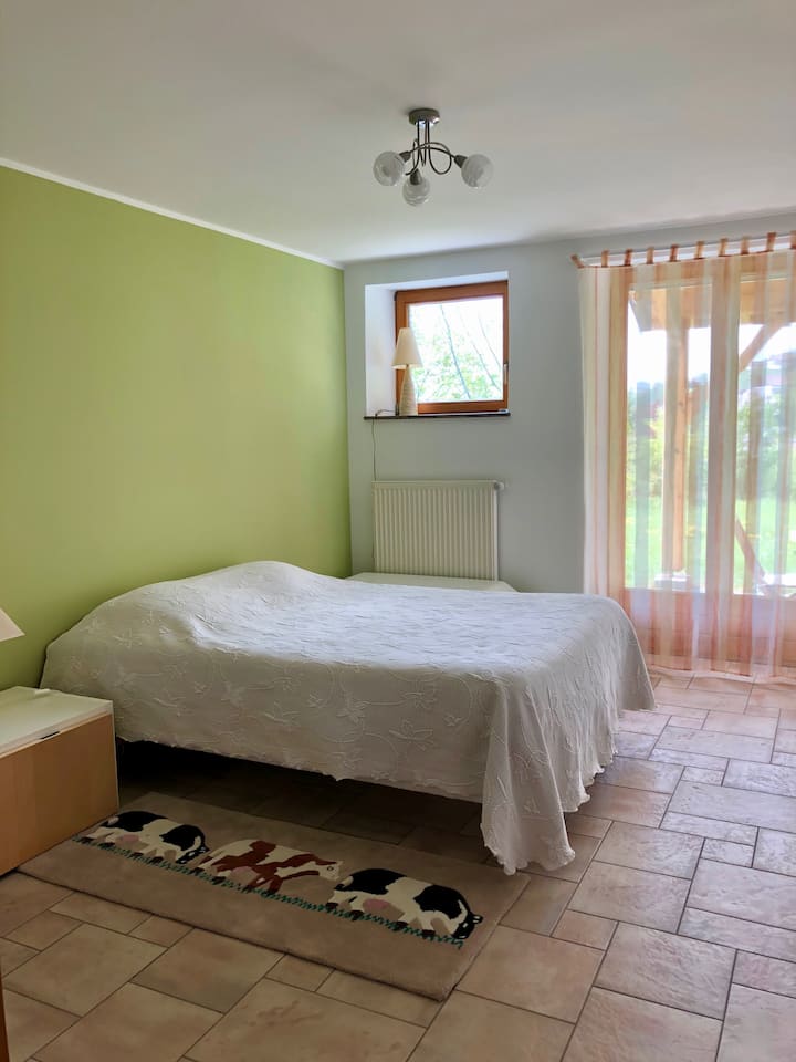 chumba cha kulala cha watu wawili chenye kitanda 140 
kwenye ghorofa ya chini