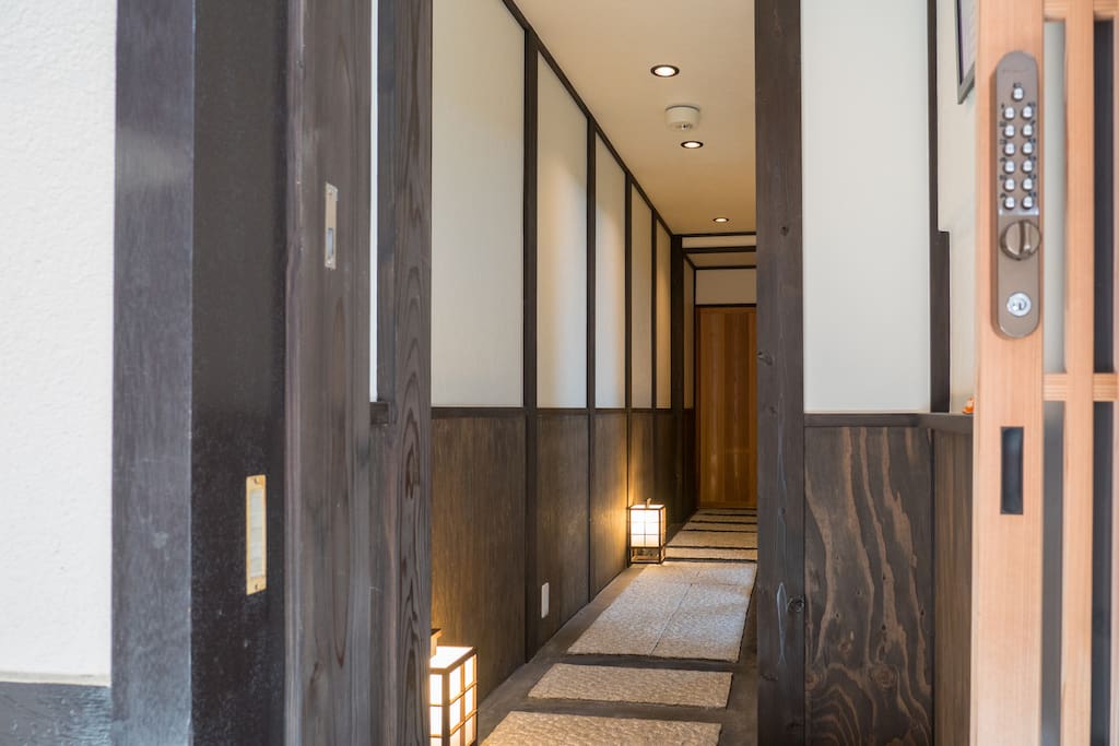 1st floor entryway in daylight