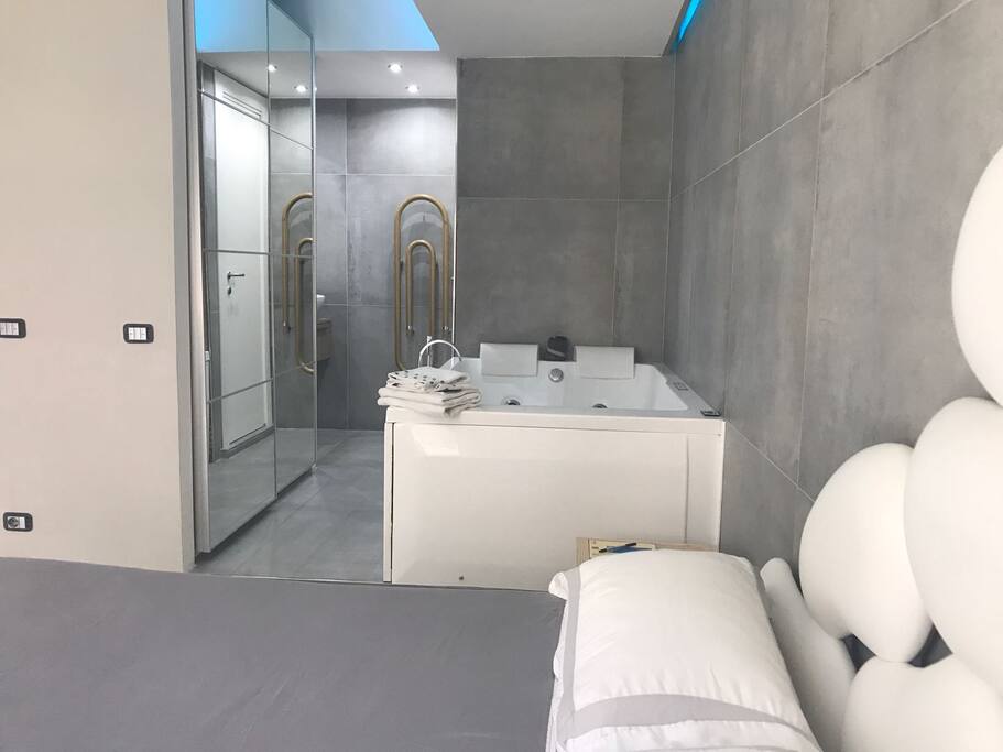 stanza con vasca e bagno
