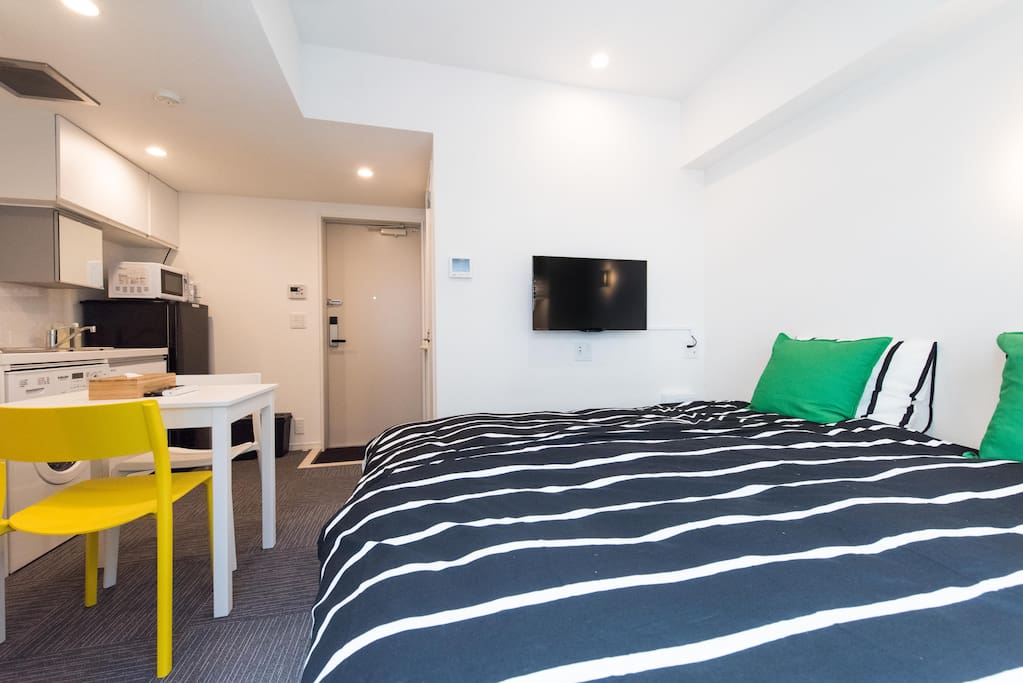 Studio apartment with 2 single beds, TV and laptop working space