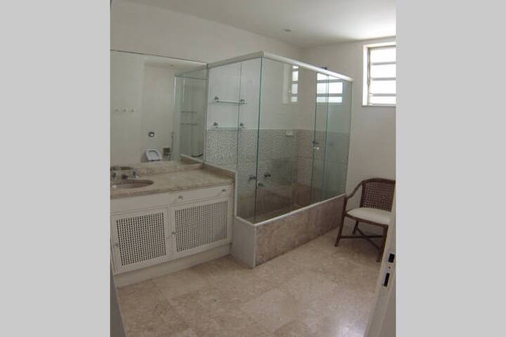 5 bedrooms / 3 Masters – Luxury at Copacabana ! gallery image 5