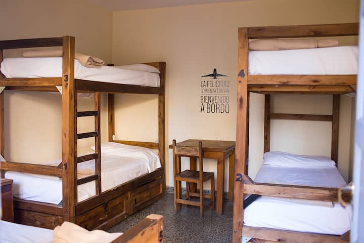 Cama en dormitorio mixto para 5 personas en Monserrat