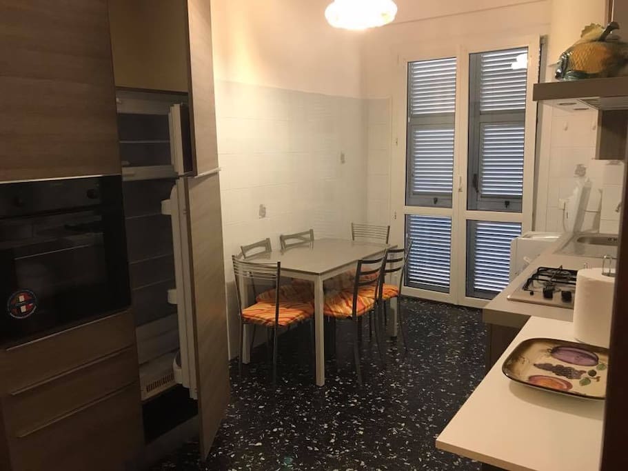 Cucina con forno frigo e terrazza + lavastoviglie
