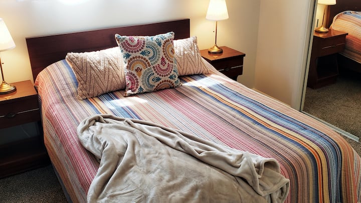 Spálňa - posteľ plnej veľkosti