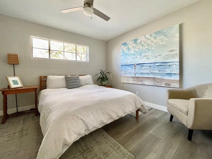 Chumba cha kulala cha wageni mkabala na bafu la wageni, kitanda cha malkia kilicho na mfariji wa chini 