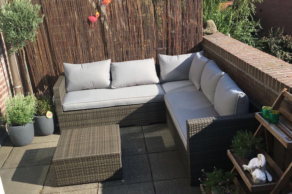 Heerlijk in het middag en avond zonnetje genieten op het balkon (er staat nog een tafeltje met stoelen)