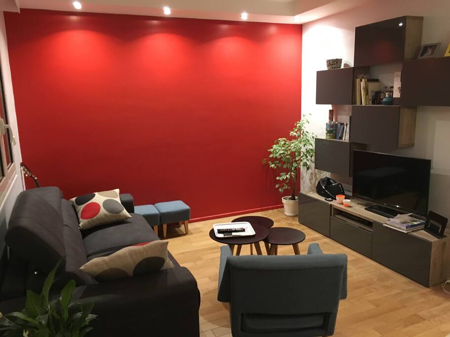 salon canapé convertible + TV écran plat câble