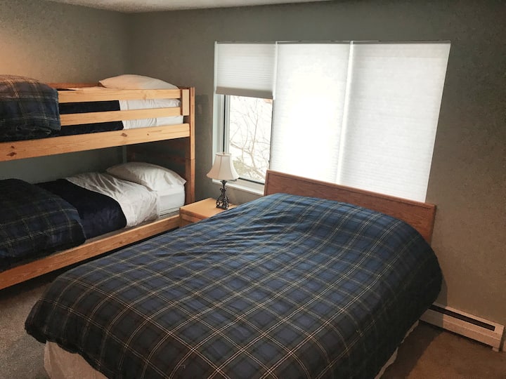 主卧（二楼）配有标准双人床和双层床。这间客房设有步入式衣柜和毗邻的全功能卫生间，可与主起居空间隔开。