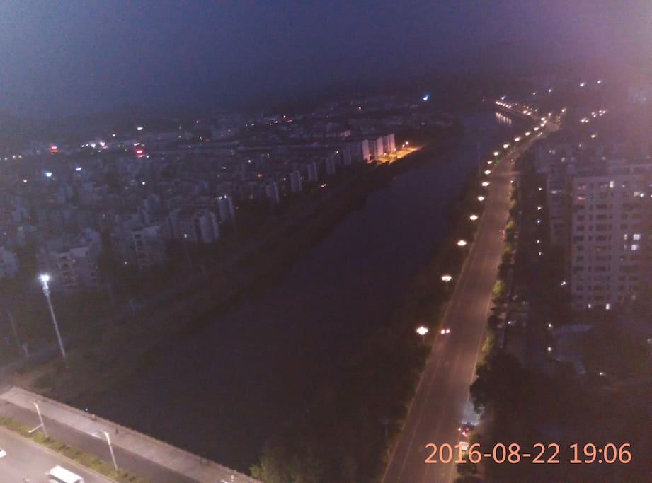 从阳台欣赏的江边夜景手机13805596500
