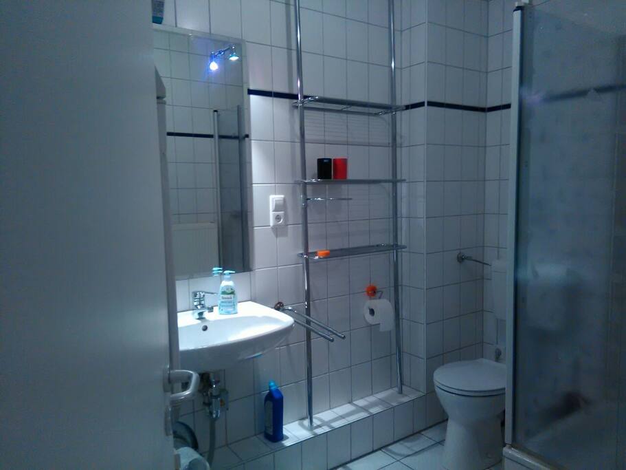 Duschbad mit WC und Waschmaschine