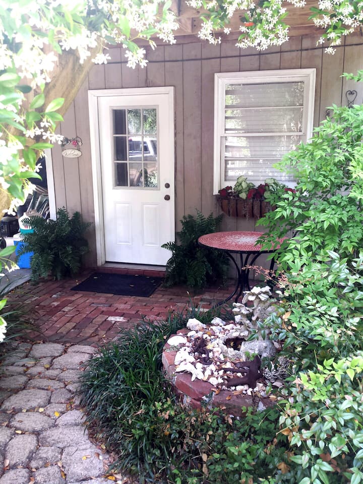 Inlet Cottage Walk to the Area's Best Restaurants