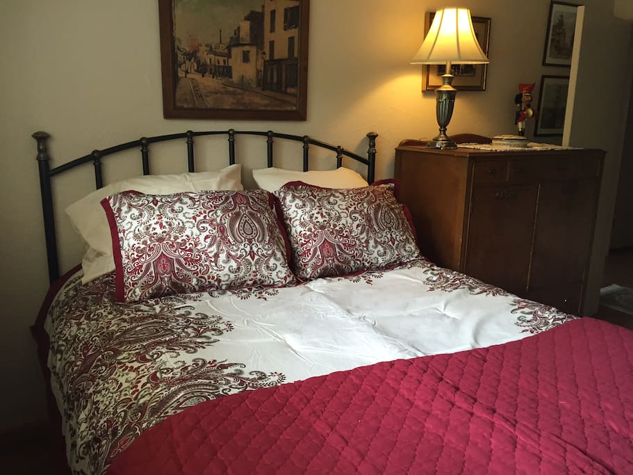 Roomy, comfy queen size bed with warm comforter