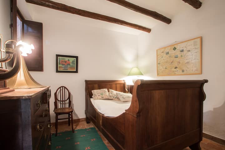 Habitación 5: cama individual, baño con ducha adjunto