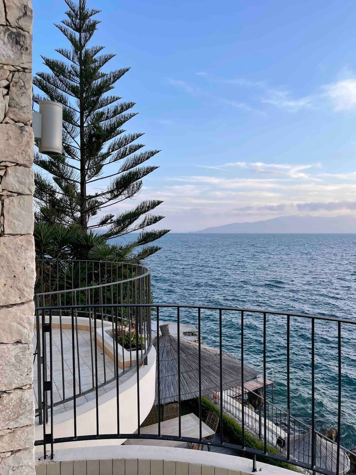 Брачна спалня на 2 - ри етаж, изглед към балкона. 