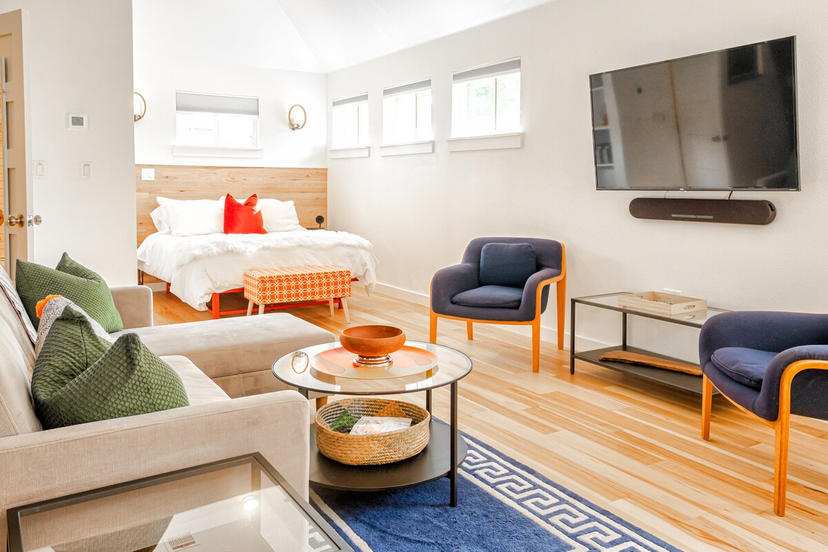 Bright & Cheery Casita Perfect for Visiting Family