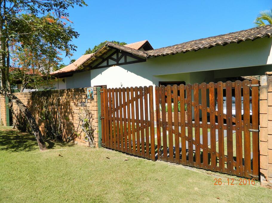 VISTO DA RUA FRENTE DA CASA