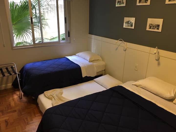 ห้องพัก (ไม่เกิน 4 คน) พร้อมเครื่องปรับอากาศ (ร้อนและเย็น)

- เตียงควีนไซส์ (2 คน)
- บิกามา (2 คน)