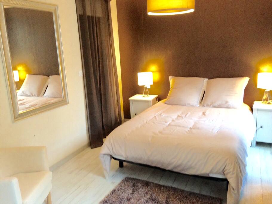 Chambre parentale (1 lit 140 cm, côté rue)