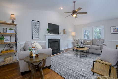 Calumet's Getaway - Blocks from Downtown Apex