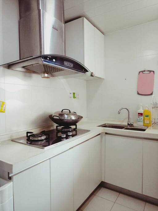 自助厨房:餐具都齐