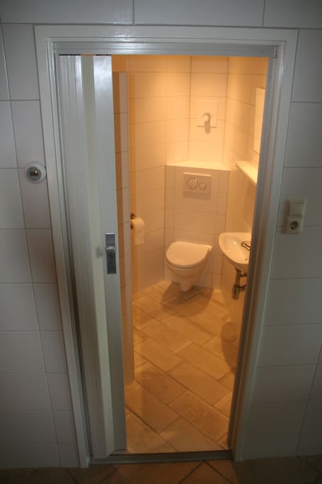 Badkamer met douche en toilet
