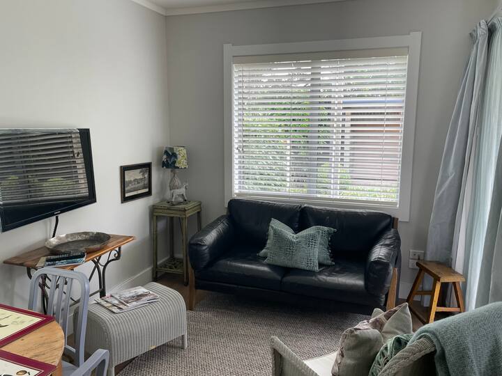 Peonies Cottages - The Coach House - Martinborough