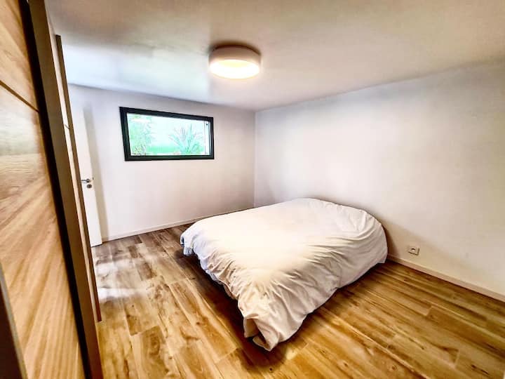 1号卧室配有140x190厘米床和大客房。 为此住宿的租户保留的绿地景观。 卧室内安装了遮光窗帘